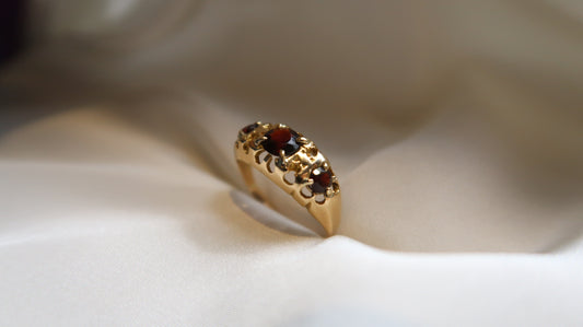 Vintage 18ct 3 Stone Garnet