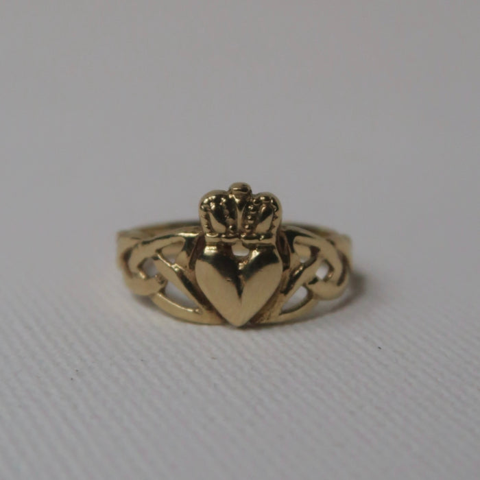 Intricate Band Claddagh